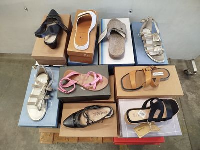 de nombreuses paires de chaussures posées sur une boîte