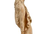 statue d'une femme portant un voile sur la tête et un foulard autour du cou