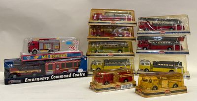 de nombreux modèles différents de petits bus dans la vitrine