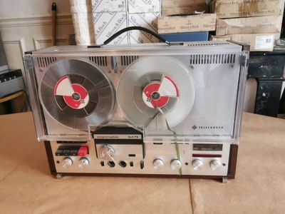 deux bobines posées sur une table