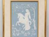 tableau représentant une femme à cheval, avec un oiseau en arrière-plan