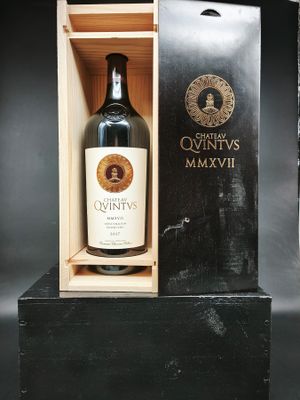 une bouteille de vin dans un coffret en bois sur une table