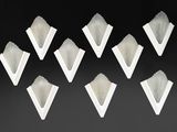 six feuilles de papier blanc sont disposées sur une surface noire