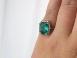 une image représentant la main d'une femme avec une bague au doigt