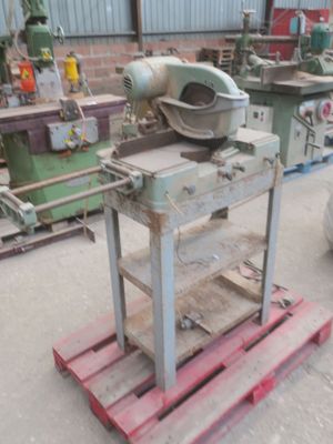une machine posée sur une palette dans un entrepôt