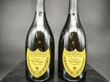 deux bouteilles de champagne posées sur une table noire