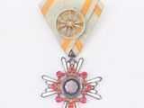 l'image d'une médaille avec une étoile sur une surface blanche