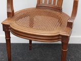 une chaise en bois posée sur un tapis