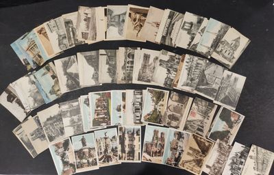 beaucoup de vieilles cartes postales posées sur une table noire