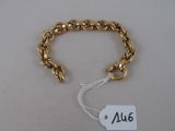 gros plan d'un bracelet en or portant une étiquette de prix