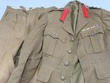 Une image représentant un uniforme militaire est posée sur une table.