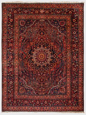 tapis persan antique à motif de médaillon sur fond rouge