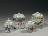 plusieurs types de récipients en porcelaine ornés d'oiseaux et de fleurs