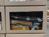 Plusieurs cartons de denrées alimentaires sont empilés sur une palette dans un entrepôt