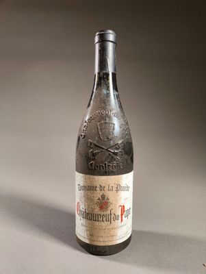 une bouteille de vin posée sur une table