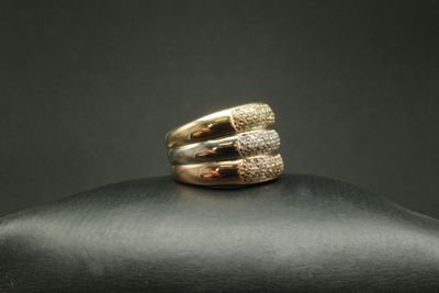 Bague réunissant trois anneaux de trois ors 750, pavés de di…