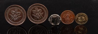 un gros plan sur une rangée de pièces de monnaie posées sur une surface noire
