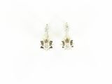 paire de boucles d'oreilles en diamant sur fond blanc