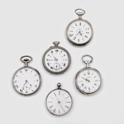 plusieurs types de montres de poche sont présentés sur une surface blanche