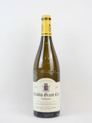 une bouteille de vin posée sur une table
