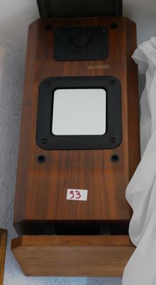 une petite télévision posée sur une caisse en bois