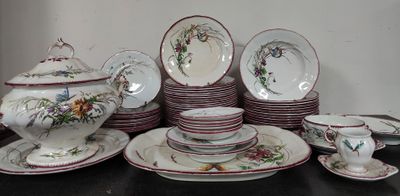 plusieurs assiettes et tasses sur une table avec un bol et une soucoupe