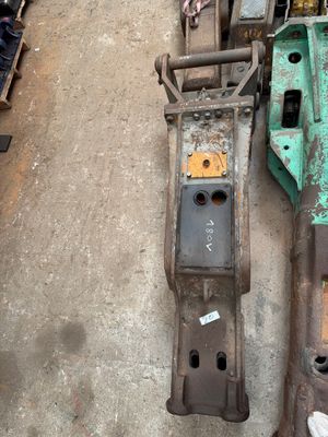une grosse machine posée au sol