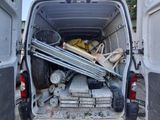 une camionnette avec tout un tas d'objets à l'arrière