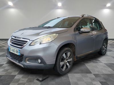 la voiture argentée est garée dans le garage sur un sol en damier