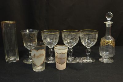de nombreux verres à vin et une carafe posés sur une table