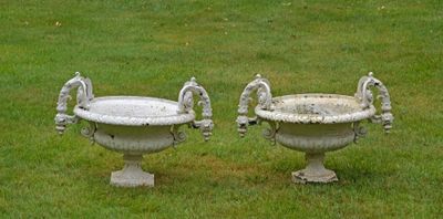 deux urnes blanches posées dans l'herbe