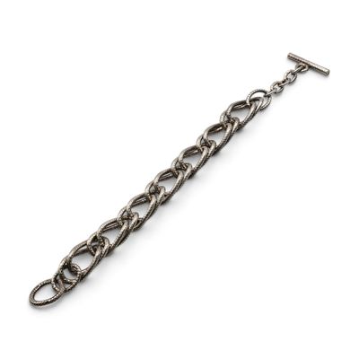 un gros plan d'un bracelet à maillons sur fond blanc