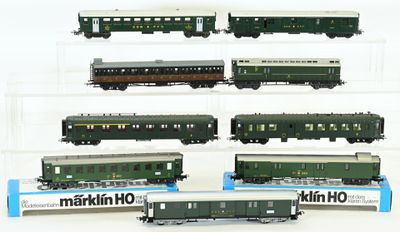 six modèles réduits de trains exposés dans une vitrine