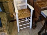 une chaise et un piano dans un coin de la pièce