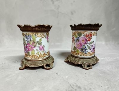 Paire de pots à allumettes en porcelaine à décor floral poly…