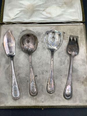 four spoons and two spoon spoons in a box
