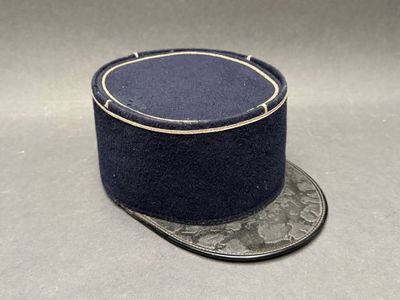 un chapeau bleu orné d'un ruban argenté sur le dessus