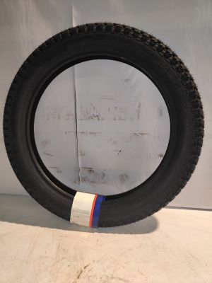 un gros plan d'un pneu posé sur une surface blanche, orné d'une bande bleue et rouge