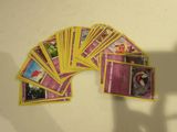 beaucoup de cartes qui traînent sur la table