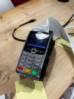 un terminal de paiement par carte de crédit posé sur une table