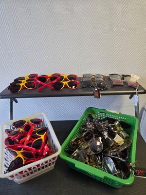 Lot 77 paires de lunettes de soleil divers modèles