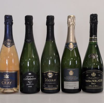 plusieurs bouteilles de vin sont alignées sur une table