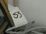 une petite chaise sur laquelle est inscrit un numéro, dans une pièce