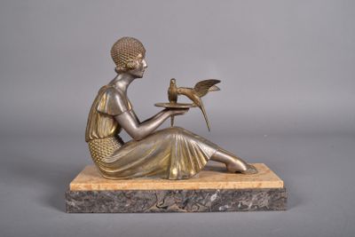 statue en bronze représentant une femme assise sur un socle en marbre, avec un oiseau sur les genoux