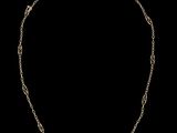 un collier en or dont la chaîne est mise en valeur sur un fond noir