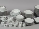 de nombreux types d'assiettes et de bols différents sur la table