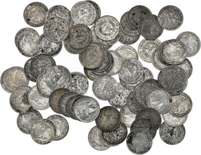 tas de pièces d'argent sur fond blanc