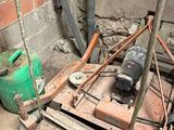 un homme qui travaille sur une machine dans une pièce