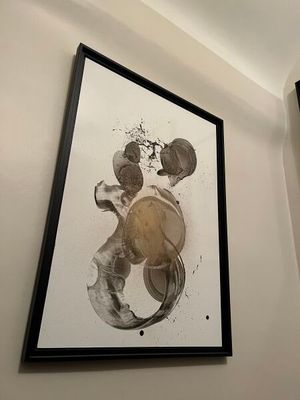 deux photos encadrées accrochées au mur d'une salle de bains