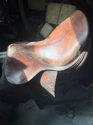 une selle de cheval posée sur une chaise